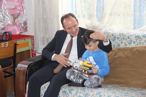İlçe Kaymakamımız Yunus Emre AKPINAR Hane Ziyaretlerine Devam Ediyor.
