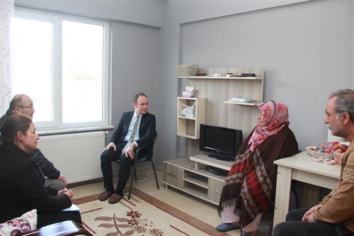 İlçe Kaymakamımız Sayın Yunus Emre AKPINAR, Depremzede Ailelerimizi Ziyaret Etti.
