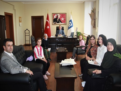 Kaymakam AKPINAR Yeşilay Projesi kapsamında dereceye giren öğrencilerimize ödül verdi.
